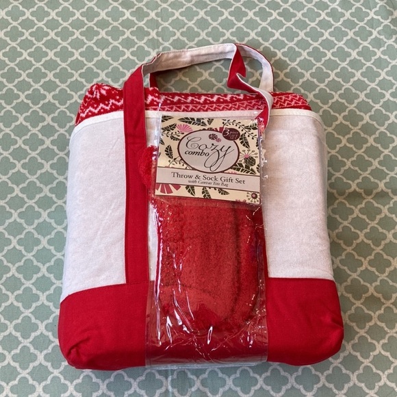Cozy Combo Monogrammed Tote KC Throw w/Blanket & Socks NWT - Picture 2 of 5